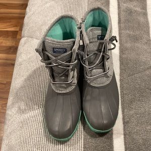 Gently used sperry boots